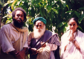 Mooji with Yogi Ramsuratkumar, Ma Devaki, Tiruvannamalai, India 1993